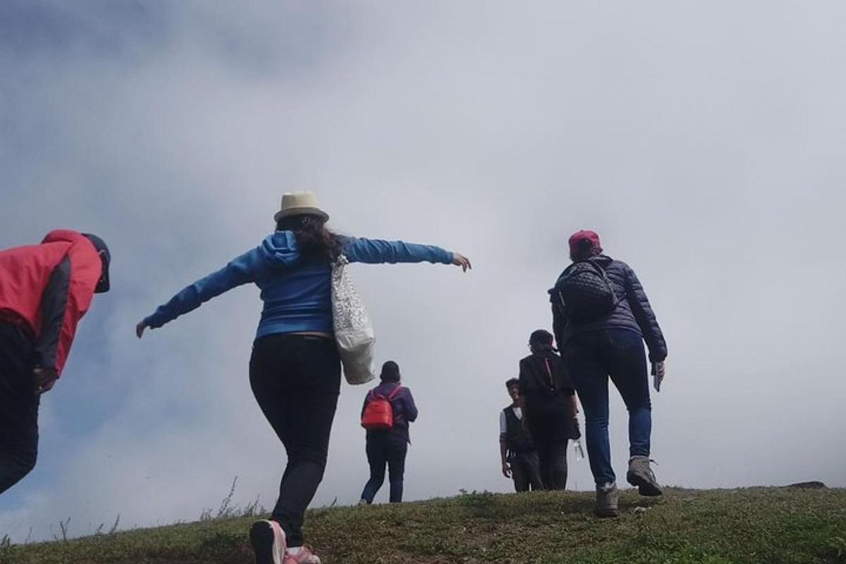 un gruppo di persone che cammina su una collina
