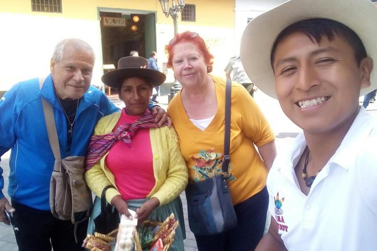 um grupo de pessoas posando para uma foto