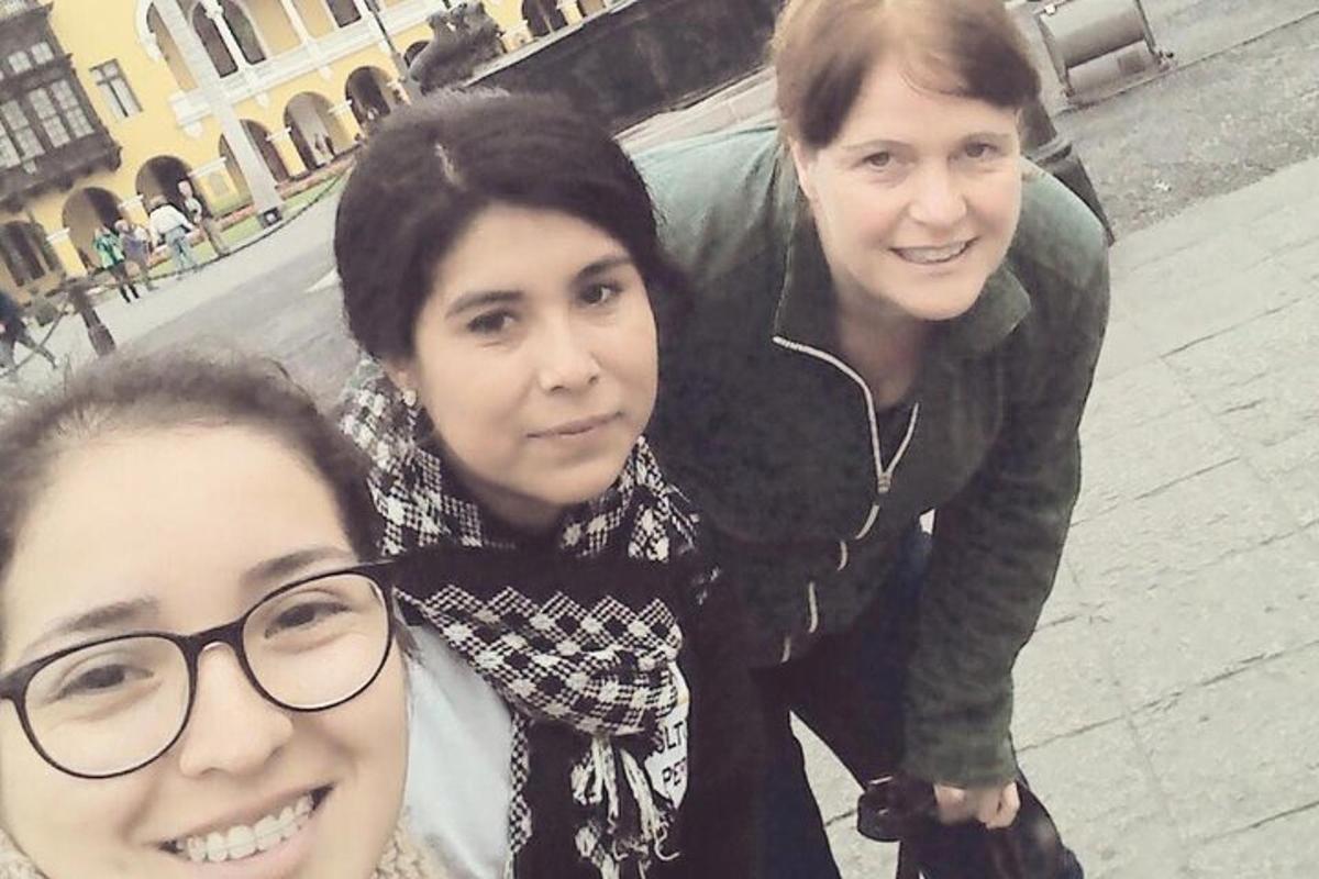 duas mulheres e um homem posando para uma foto