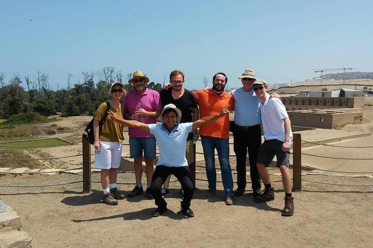 un gruppo di persone in posa per una foto su una recinzione