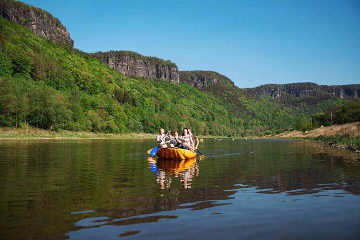 un grupo de personas en una balsa en un río