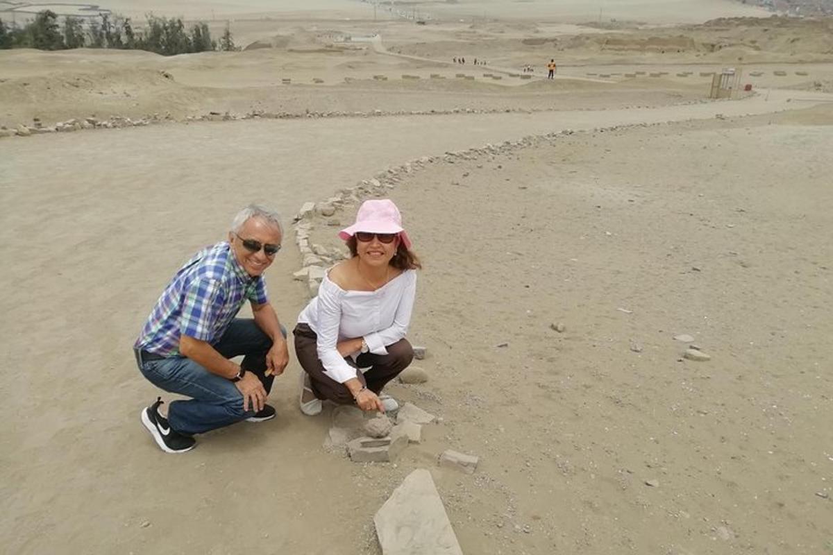 un uomo e una donna che costruiscono una struttura rocciosa sulla spiaggia