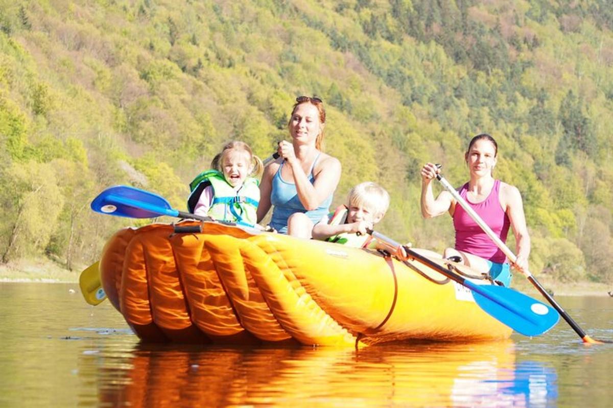 un grupo de personas en una balsa en el agua