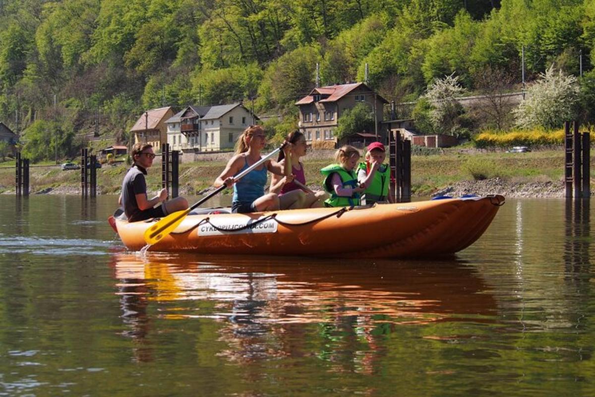 un grupo de personas en un bote en el agua