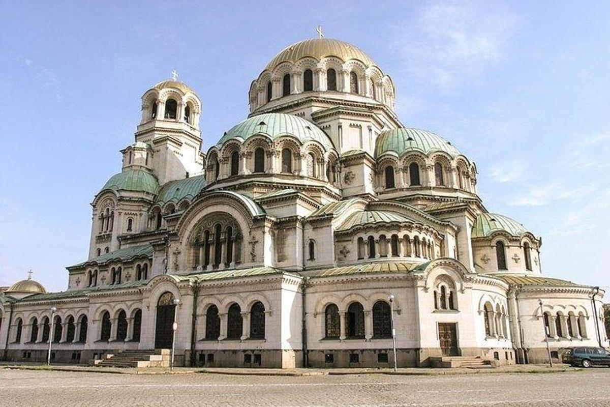 велика будівля з куполами на вершині