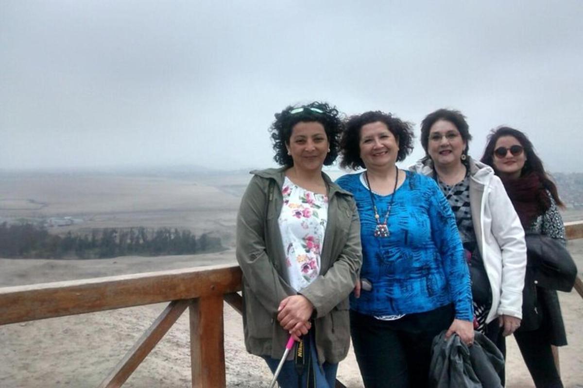 un grup de femei care stau lângă un gard