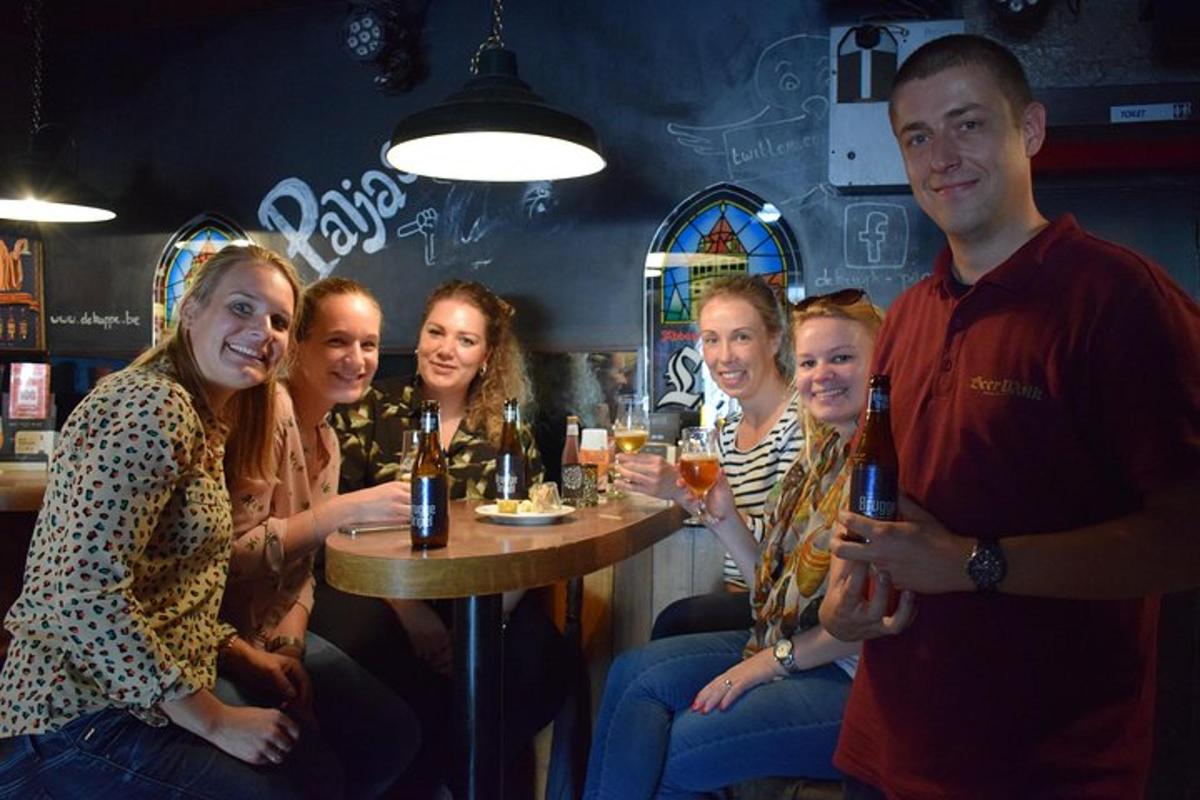 Un grupo de personas sentadas alrededor de una mesa en un bar.