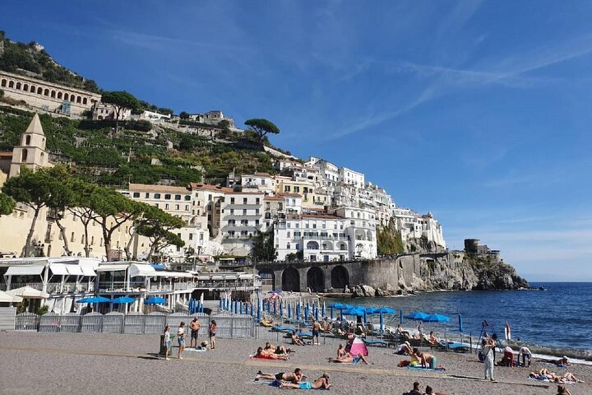 un groupe de personnes sur une plage près de l'océan
