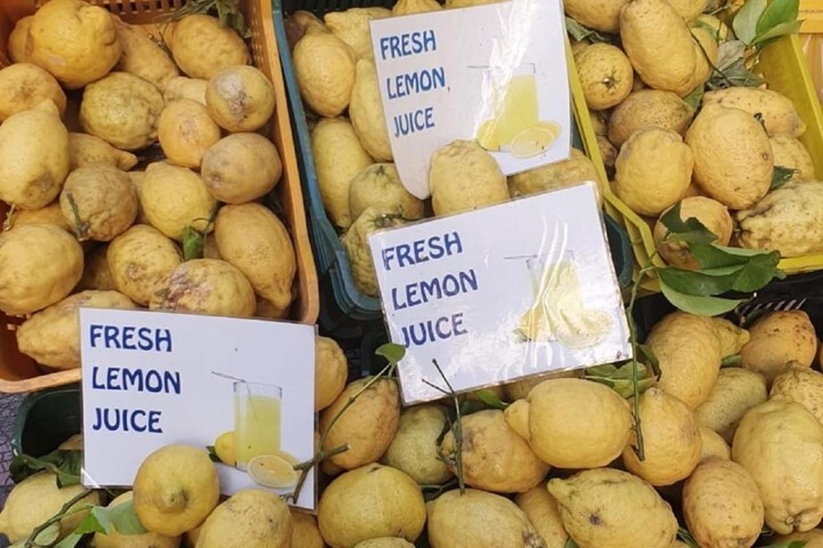 paparan limau segar untuk dijual di gerai buah-buahan
