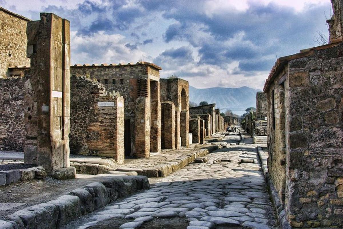 una strada vuota in una vecchia città con edifici