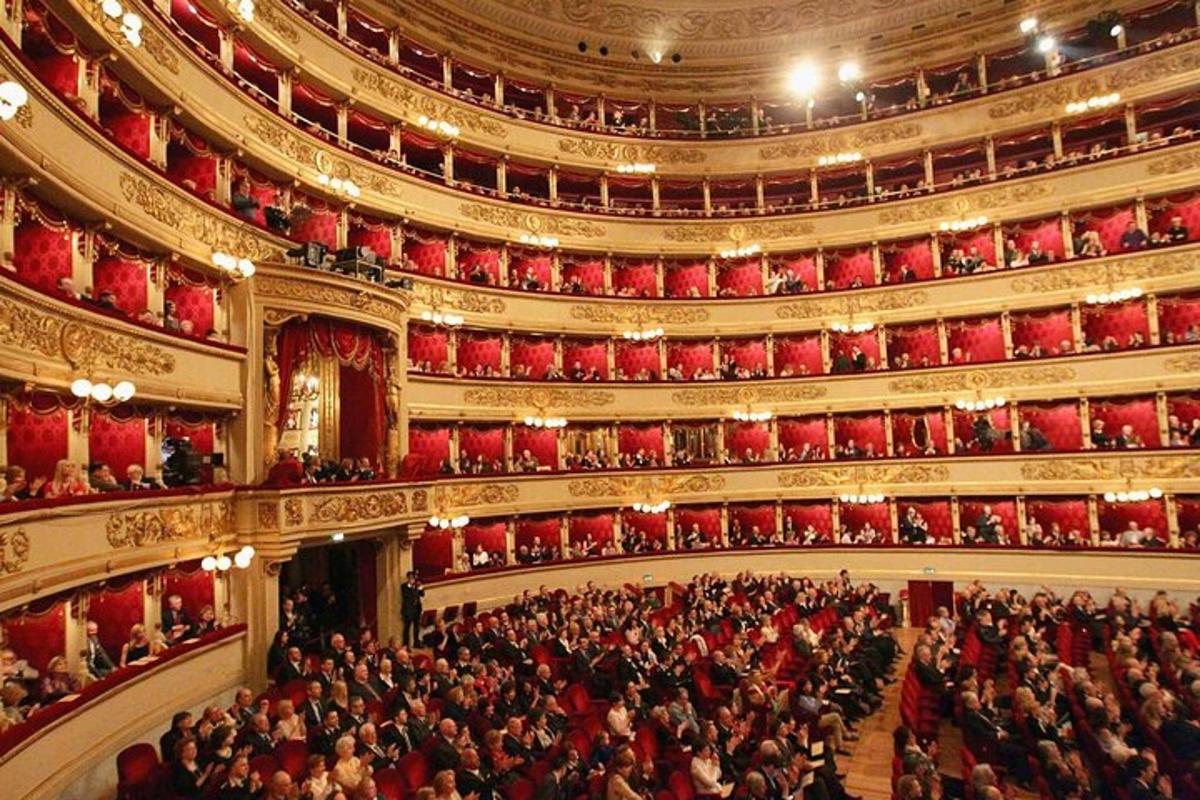 una gran multitud de persones assegudes en un auditori