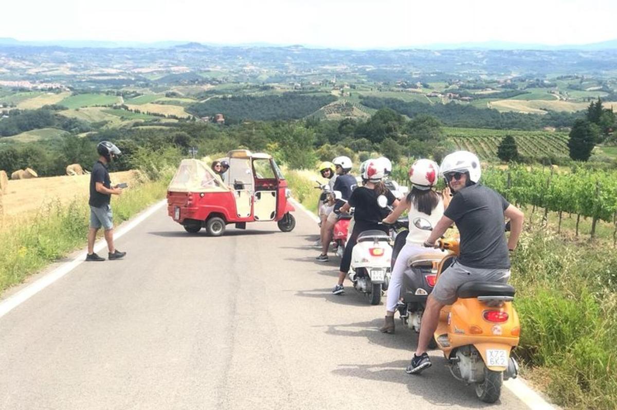 skupina lidí jedoucích na motorkách na silnici