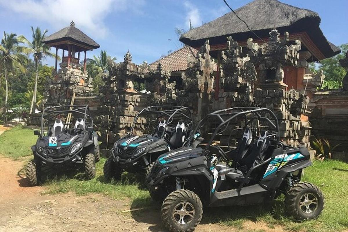 neljast ATV-st koosnev grupp pargitud hoone ette