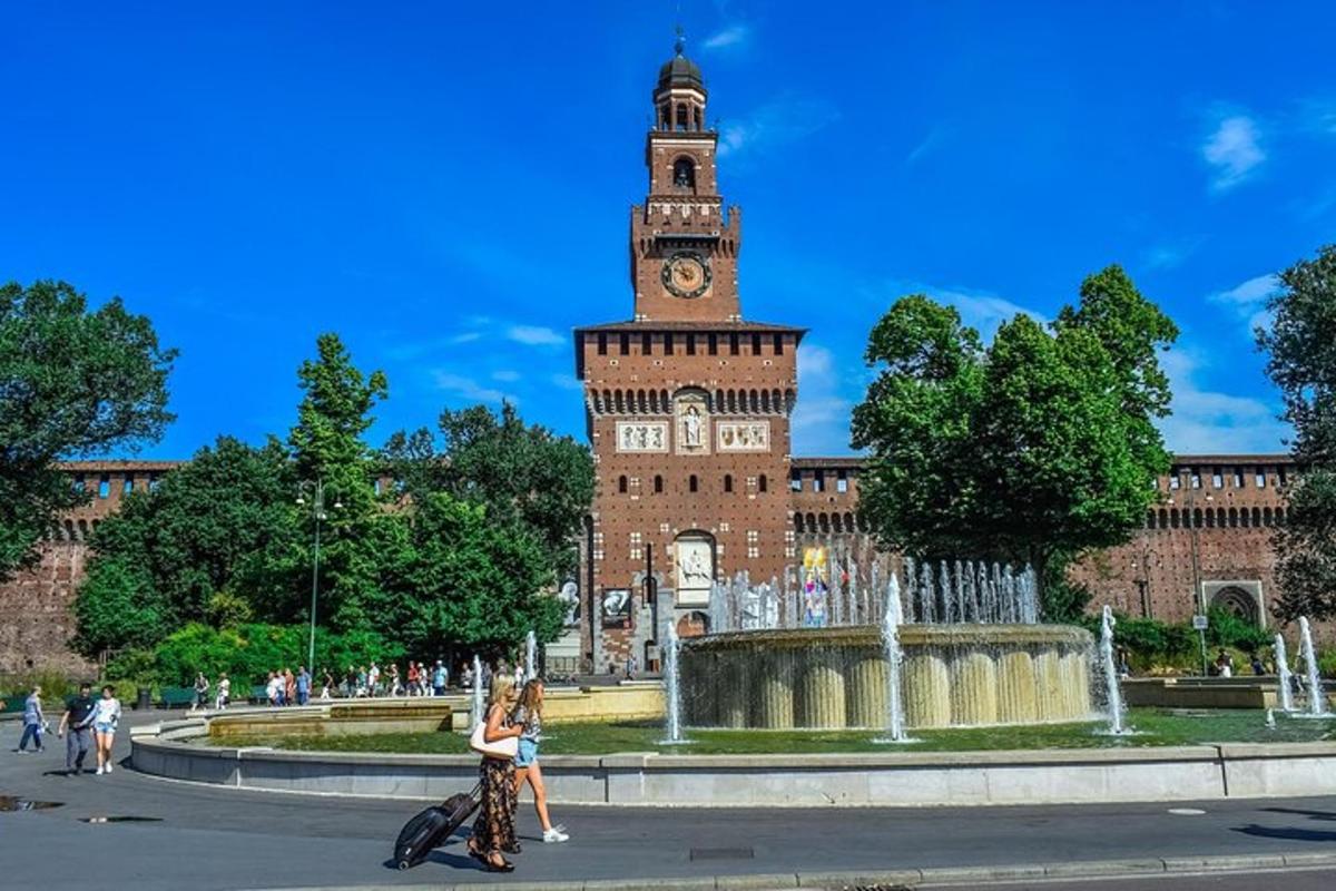un edificio con una torre de reloj y una fuente