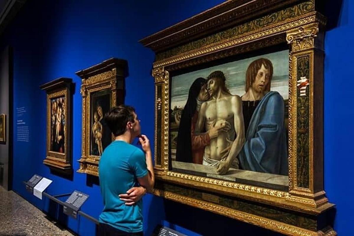 رجل يلتقط صورة للوحة في متحف