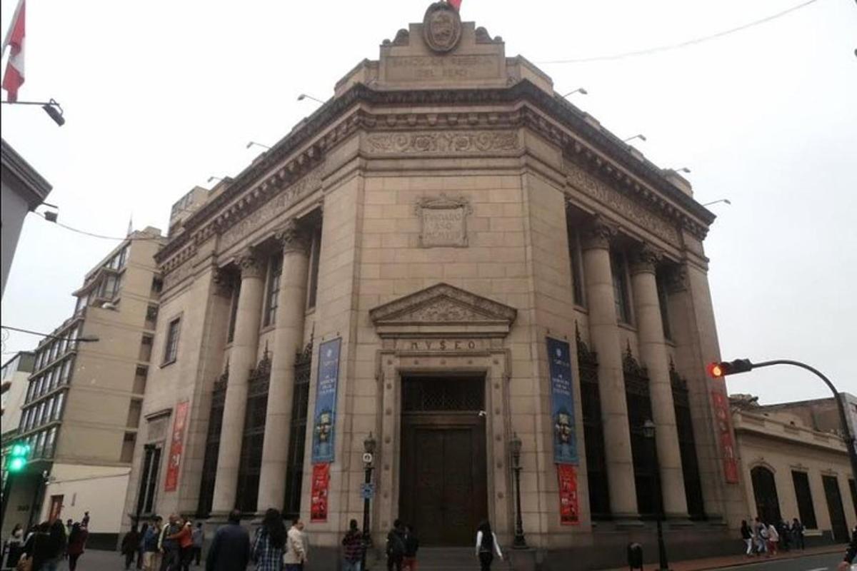 un grande edificio su una strada cittadina con persone di fronte