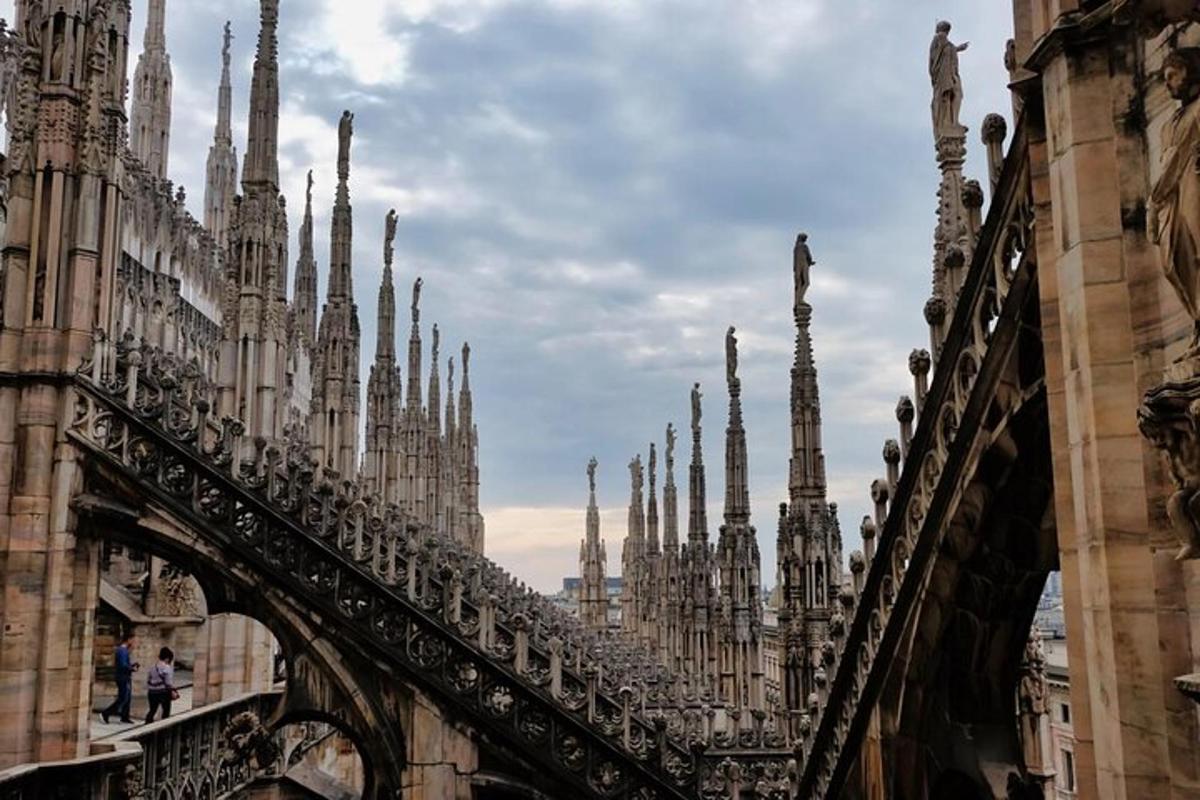 una vista di una cattedrale con un gruppo di torri