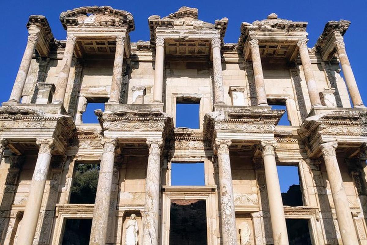un edificio alto con colonne e un cielo blu