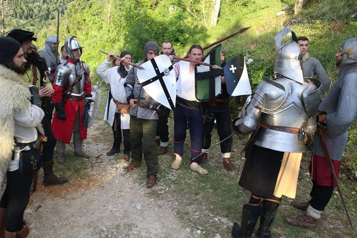een groep mensen gekleed in harnassen die rond staan