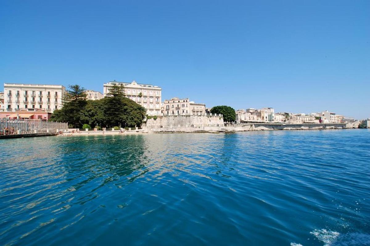 una gran massa d'aigua amb una ciutat al fons