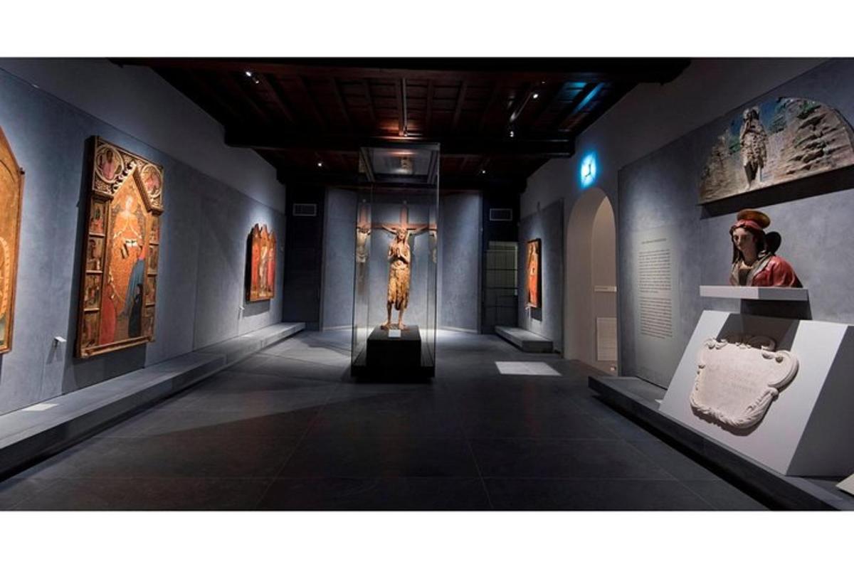 una mostra museale con una statua di una mucca in mostra