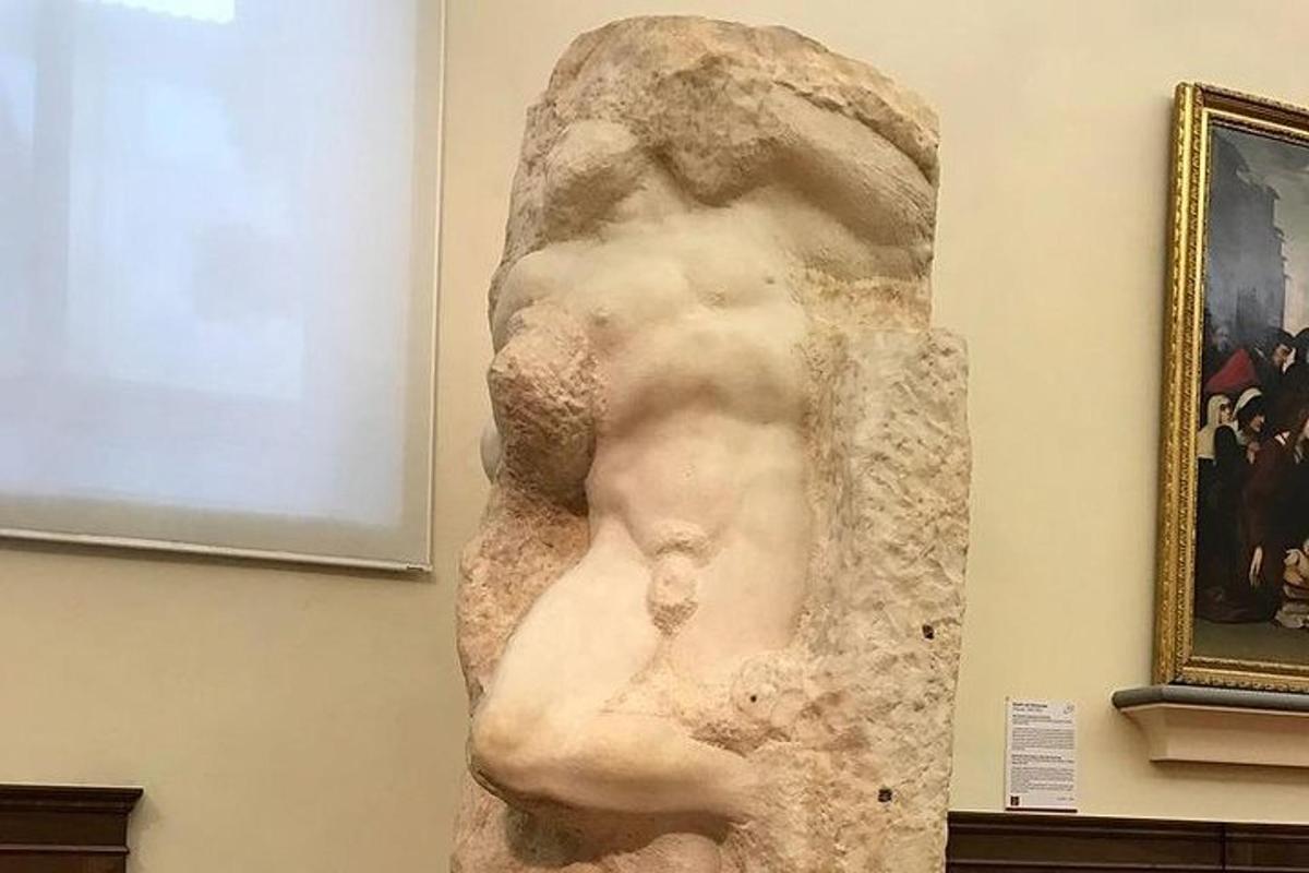 статуа жене изложена у музеју