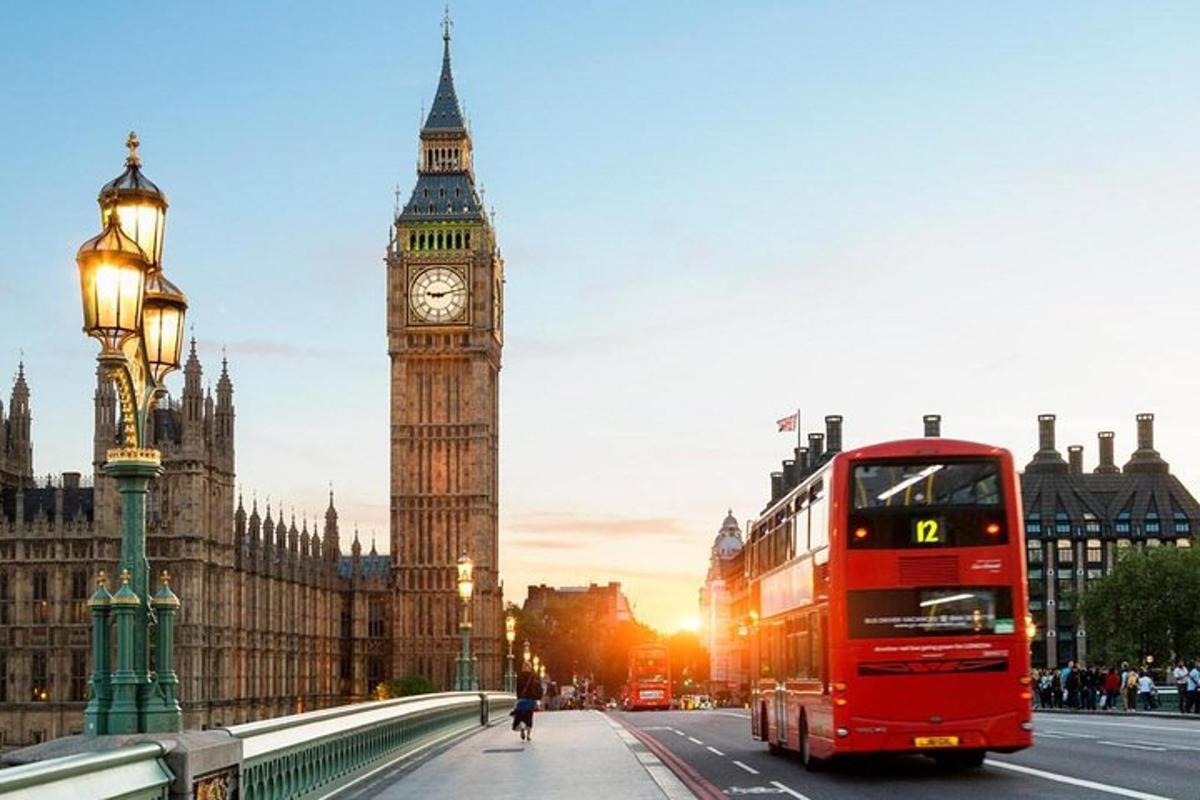 Un autobús rojo de dos pisos circula por una calle cerca del Big Ben.