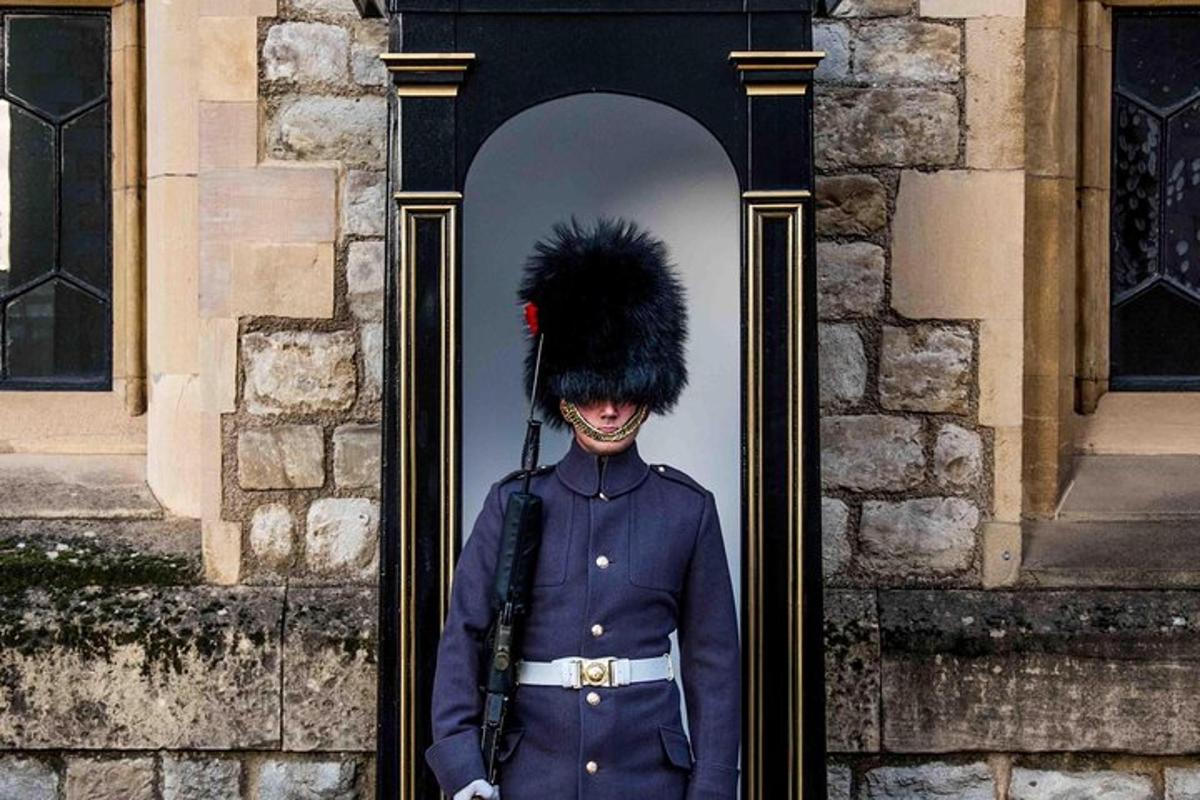 muž ve vojenské uniformě stojící před budovou
