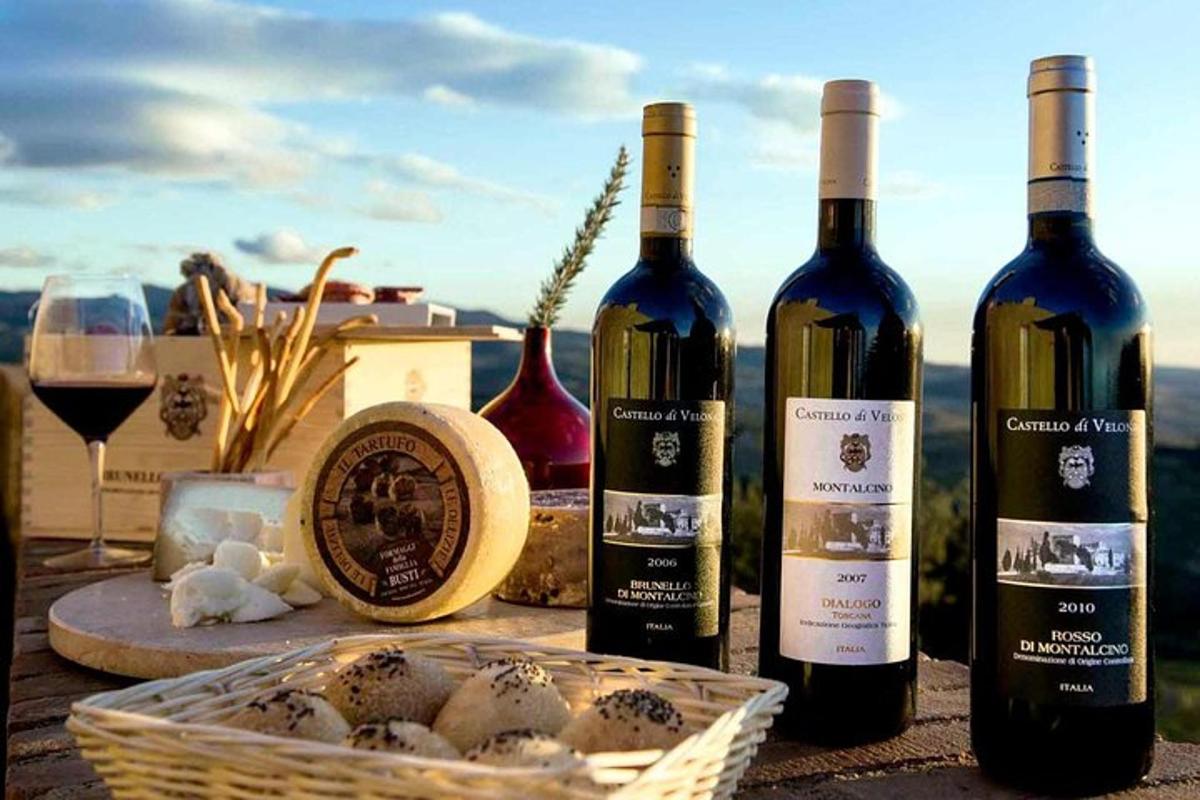 un gruppo di bottiglie di vino e un cestino di pane