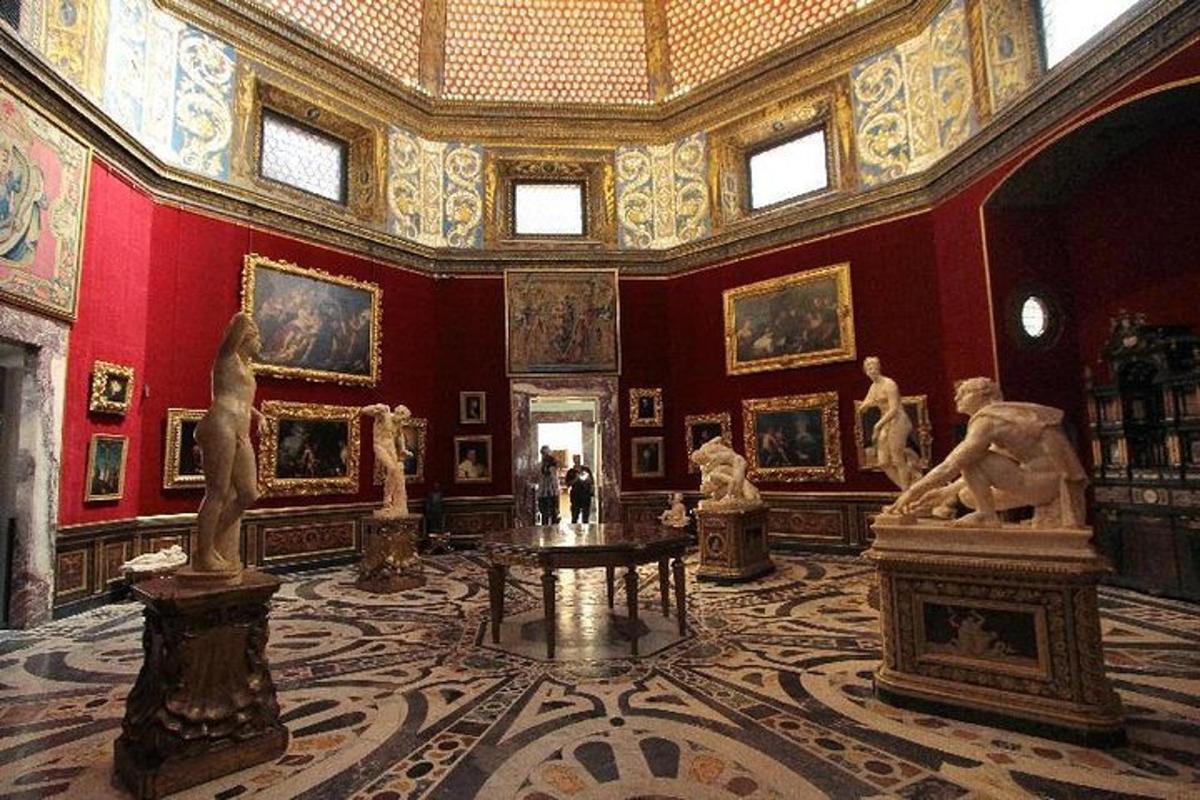 una habitación con estatuas y pinturas en un edificio