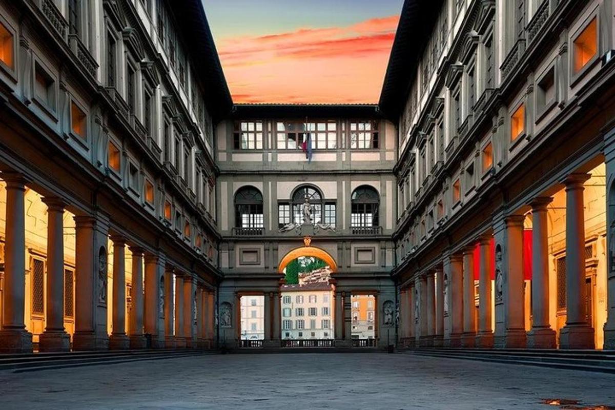 Una habitación vacía con columnas y un edificio a lo lejos.
