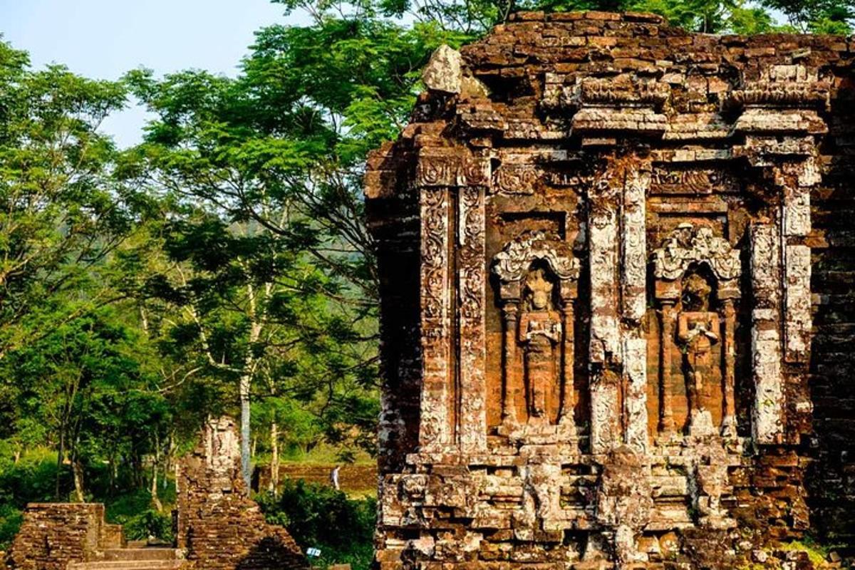 un vecchio edificio in pietra con alberi sullo sfondo