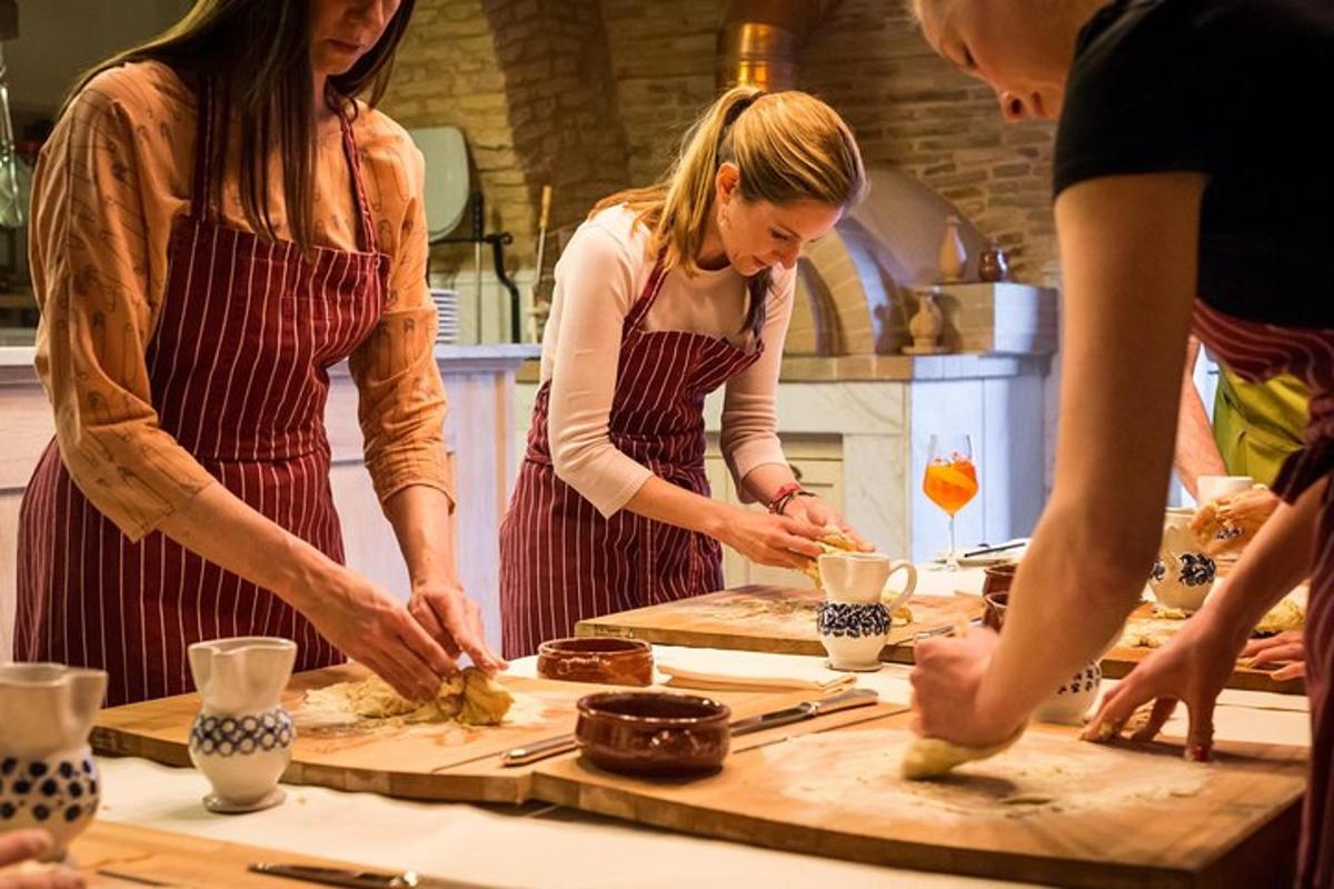 un gruppo di donne in cucina che preparano il cibo