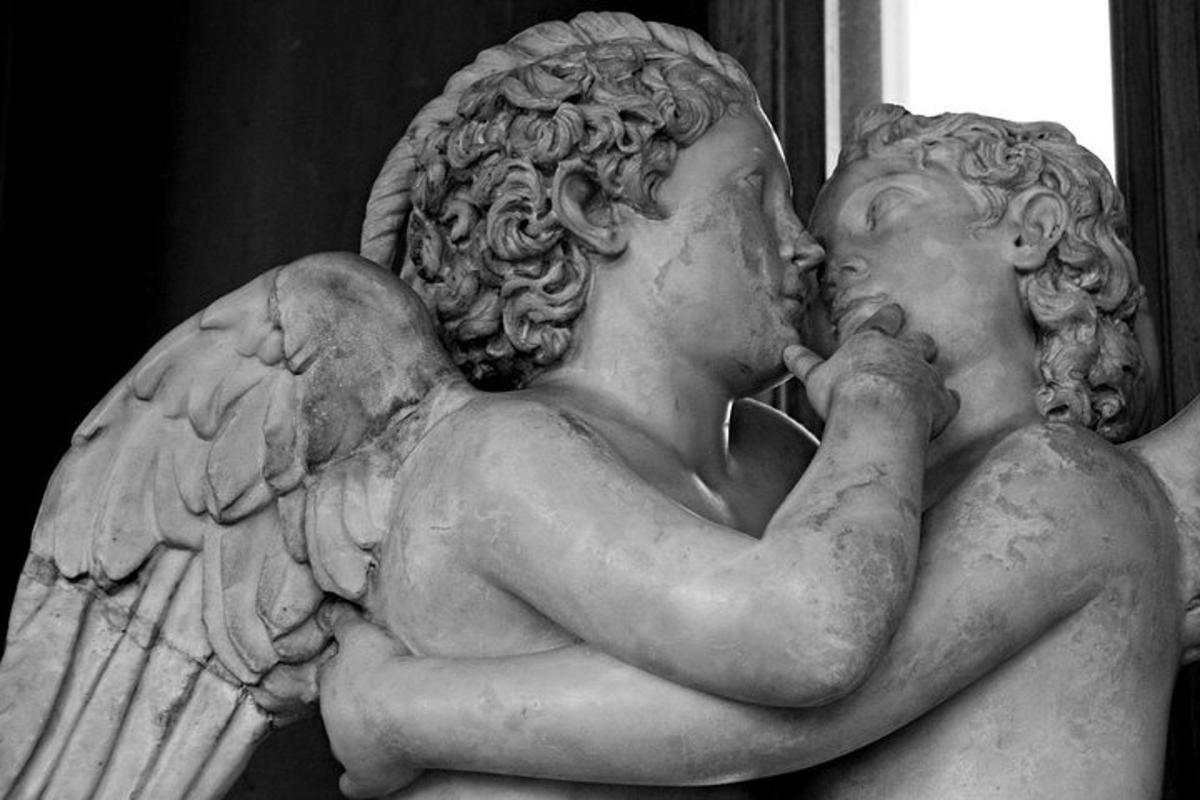 una estatua de un ángel con un bebé en brazos