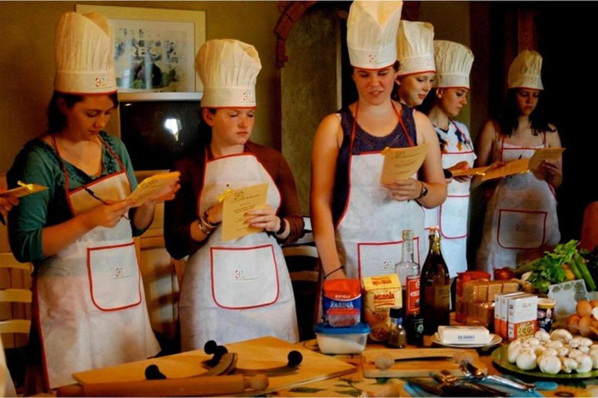 un gruppo di chef in piedi in una cucina che tengono gli ordini
