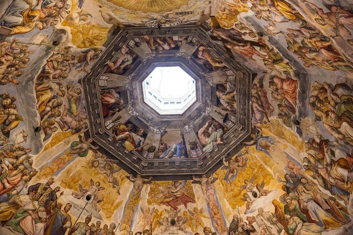 eine Decke einer Kirche mit einem Gemälde von Menschen