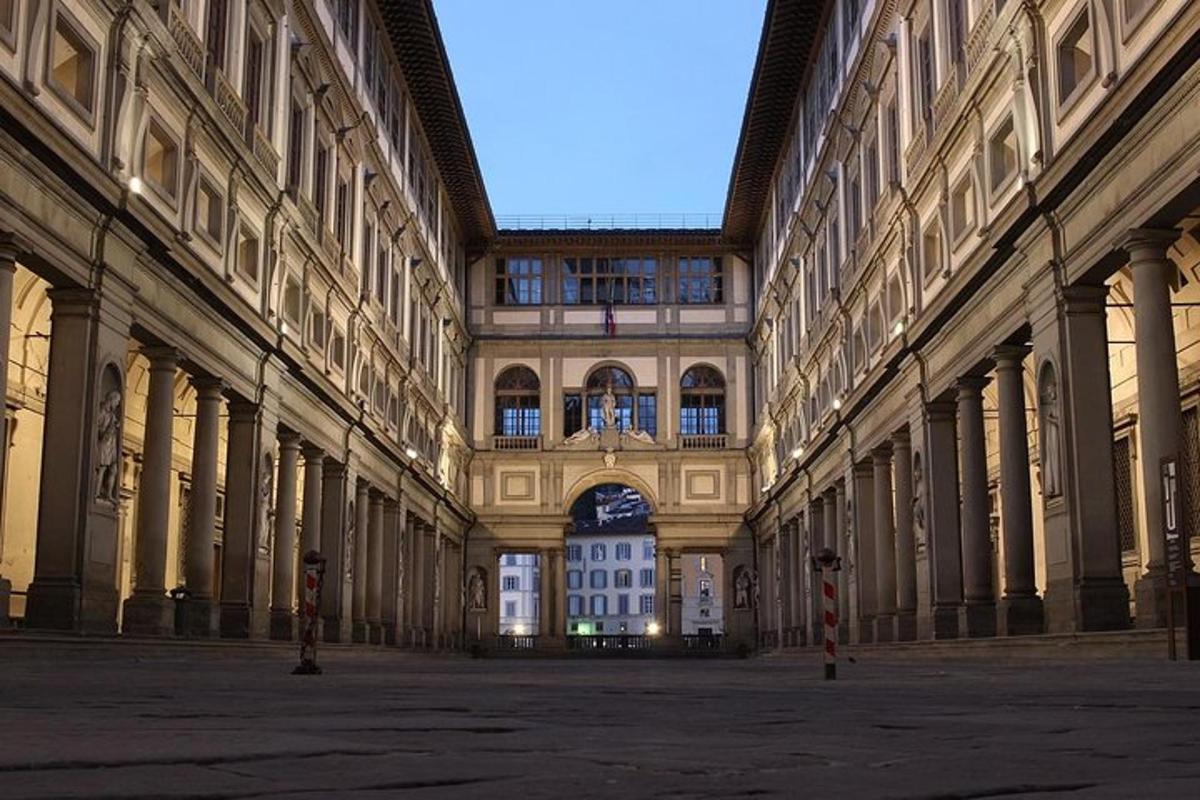 um grande edifício com colunas e um edifício ao longe