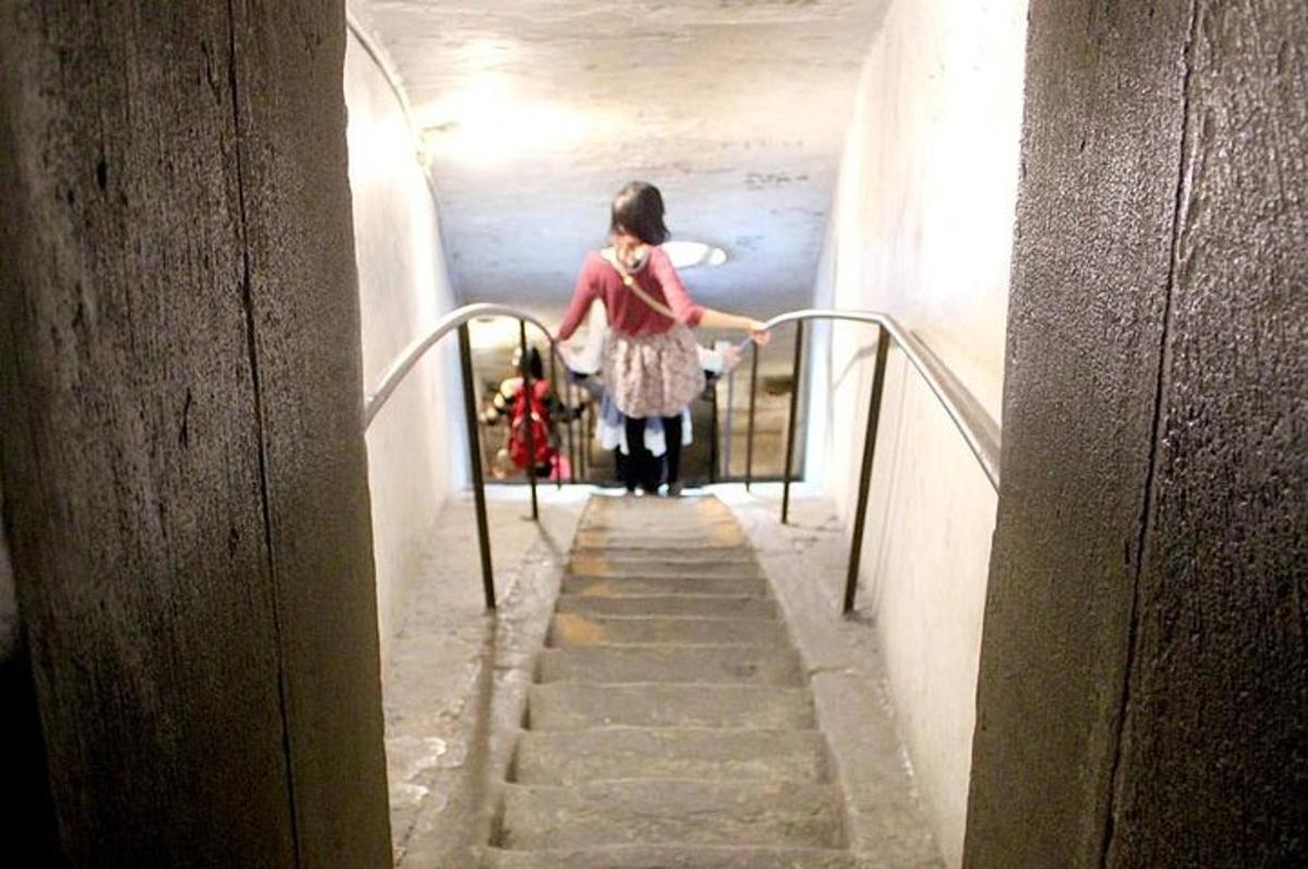 ένα μικρό κορίτσι που κατεβαίνει μια σκάλα