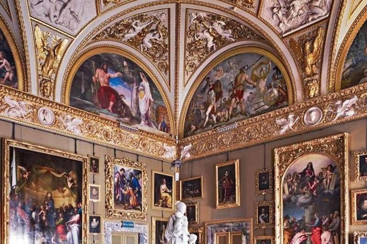místnost s malbami na stropech v paláci