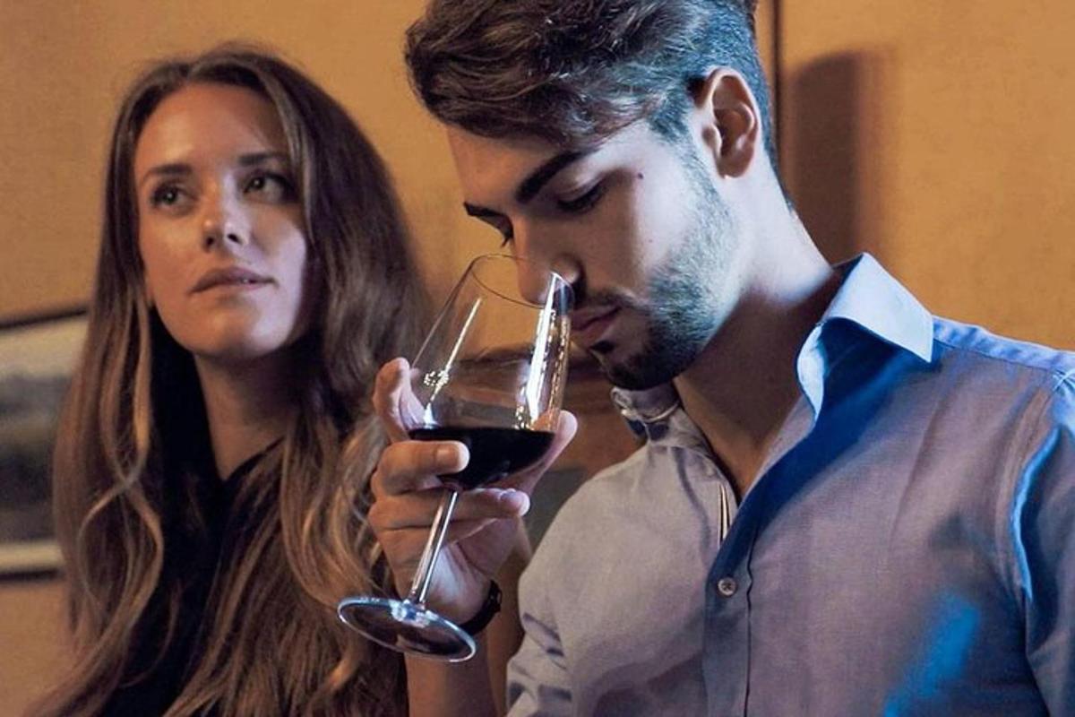 en mand og en kvinde drikker et glas vin