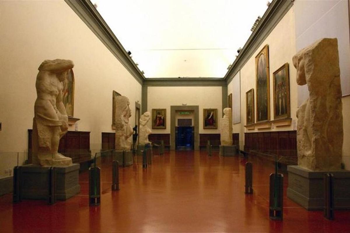muzeum se sochami vystavenými v místnosti