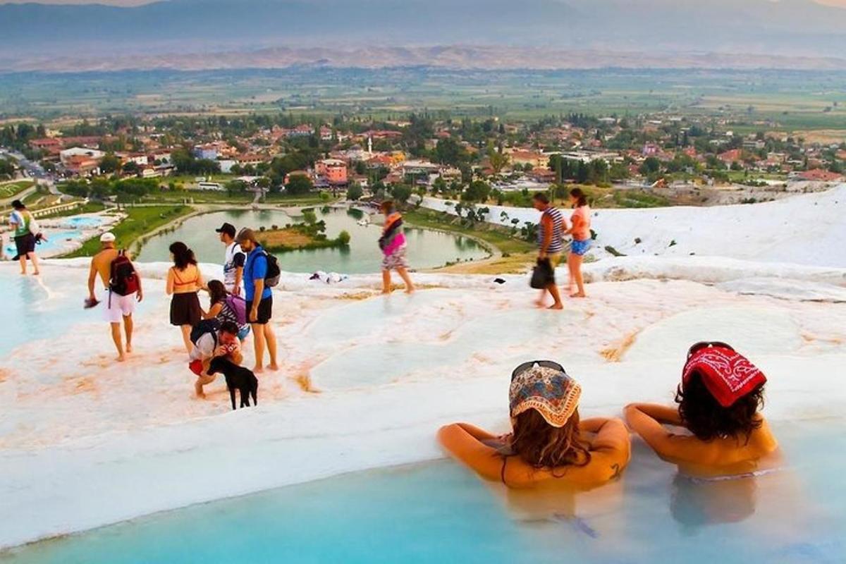 skupina lidí ve vodě na pláži