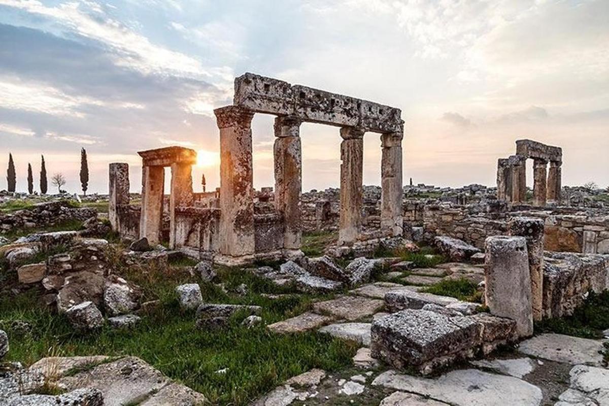 Un antiguo templo con columnas en un campo.