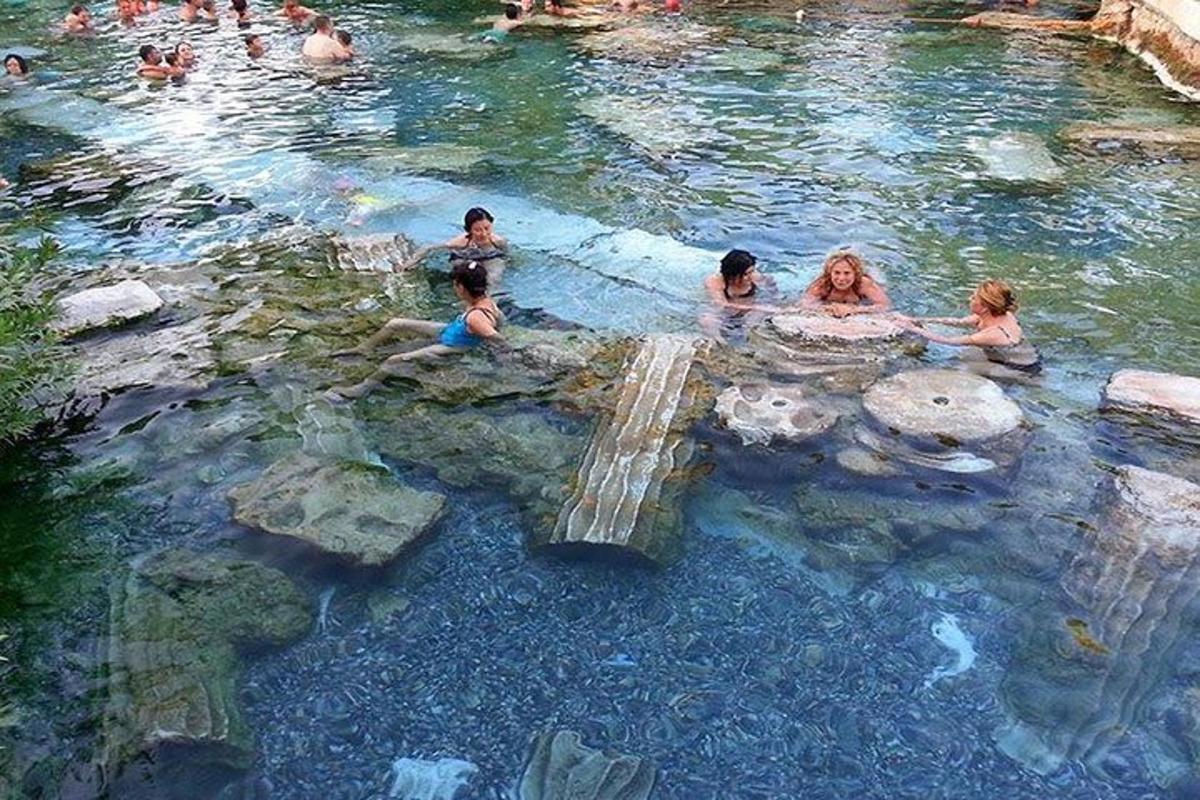 skupina lidí plavajících v bazénu ve vodě