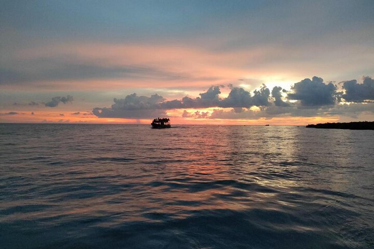 夕阳下的水上小船
