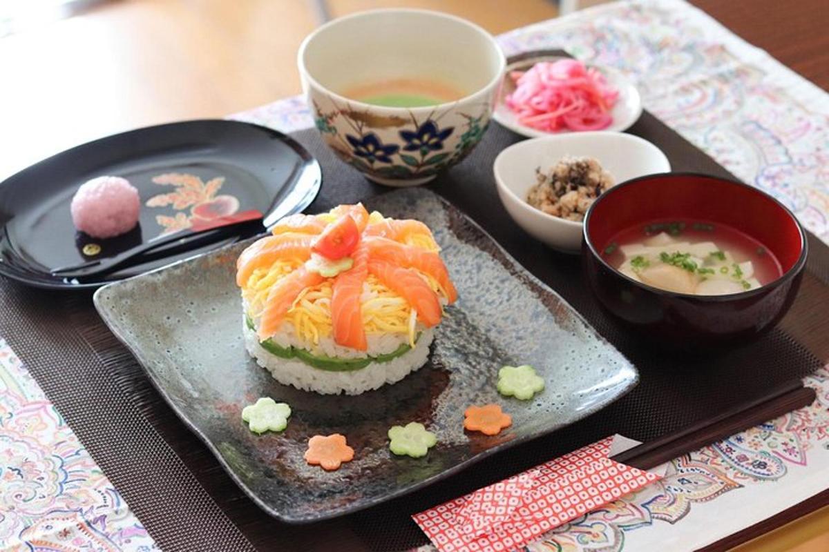 stůl s talířem sushi a šálkem čaje