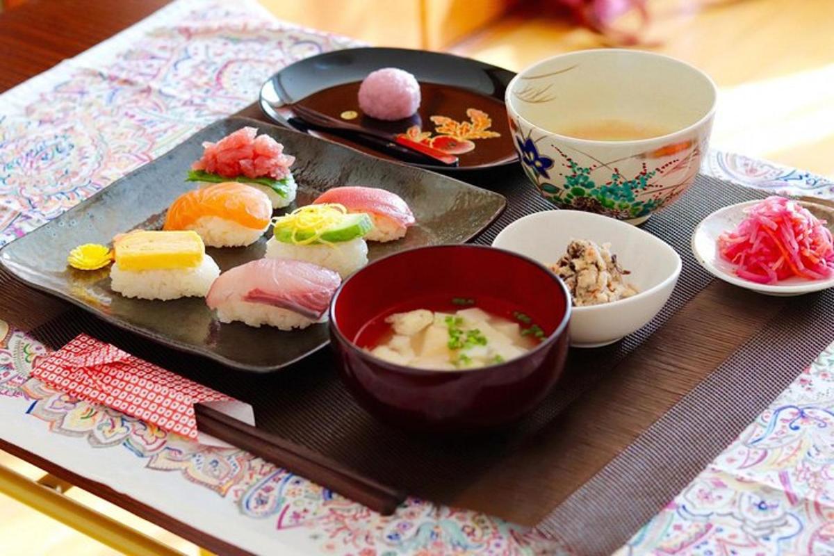 tác se sushi a šálek čaje na stole