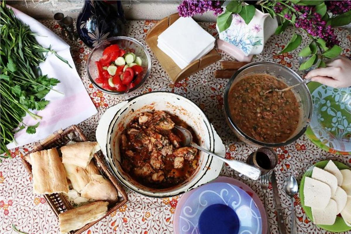 uma mesa coberta com tigelas de comida e vegetais