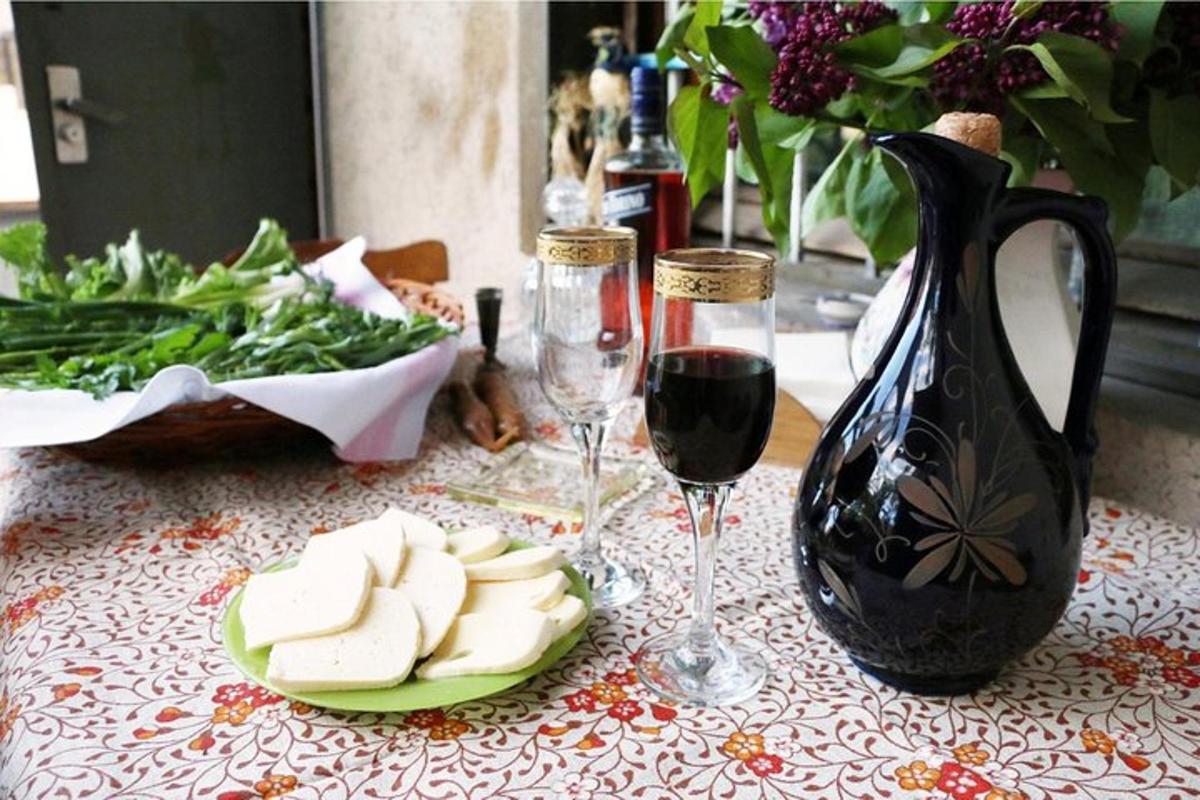 o masă cu două pahare de vin și o farfurie cu mere