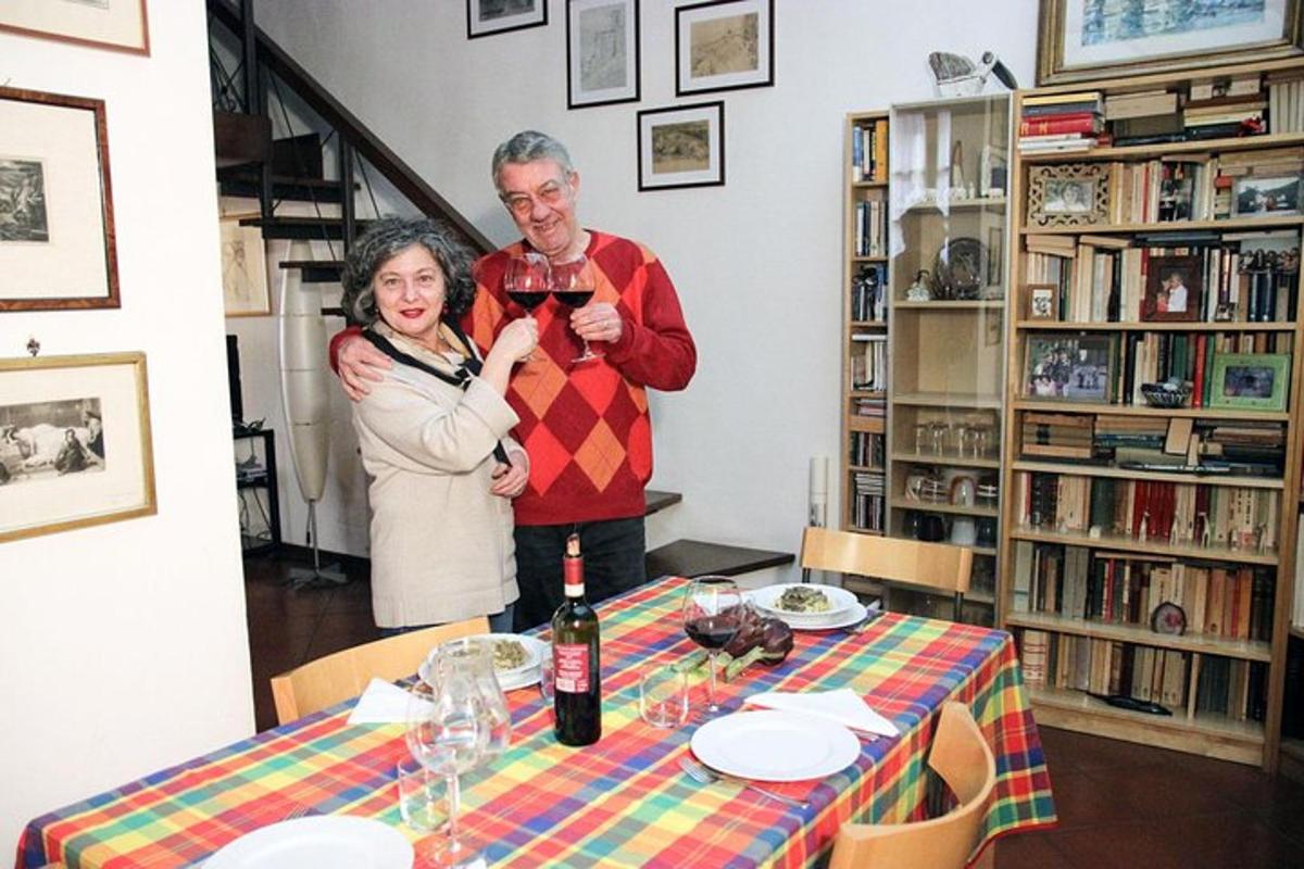 Un hombre y una mujer de pie frente a una mesa
